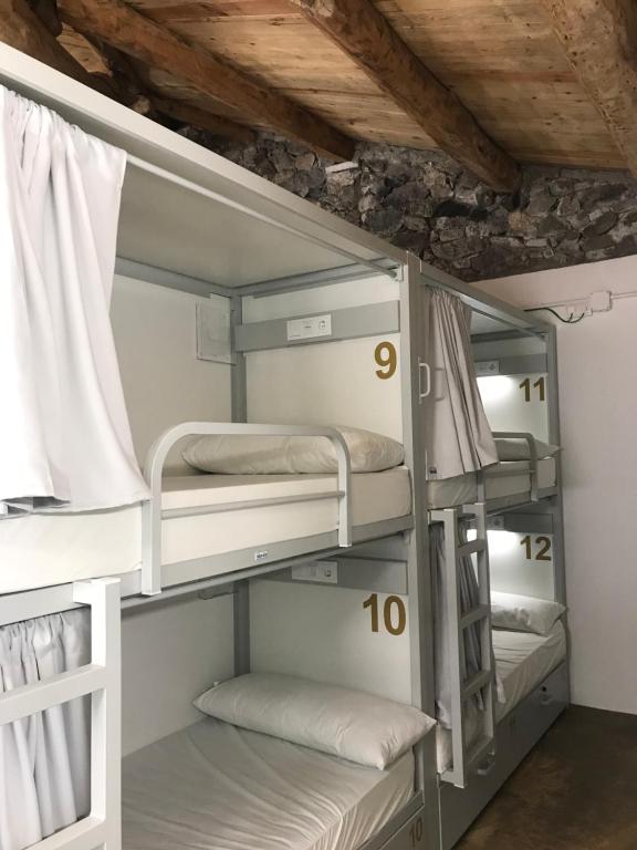 Ce lit superposé se trouve dans un dortoir doté de 3 lits superposés. dans l'établissement Albergue de Pas, à El Pont de Suert