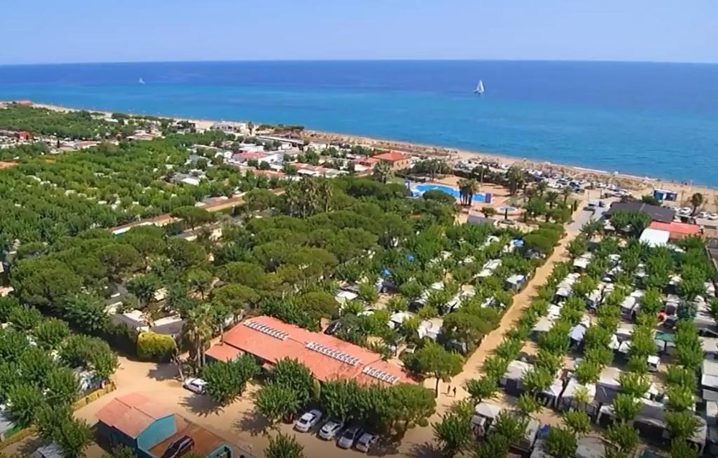 una vista aérea de un complejo junto al océano en Albatross Mobile Homes on Camping El Pla de Mar, en Malgrat de Mar