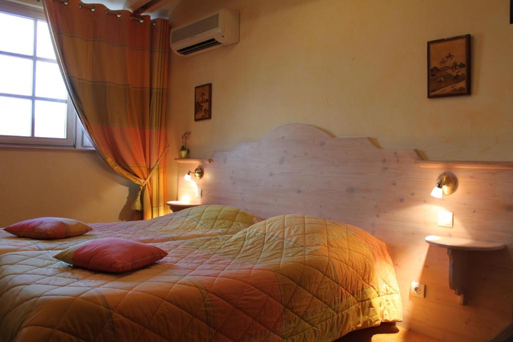 Postel nebo postele na pokoji v ubytování Hôtel Restaurant Le Schlossberg