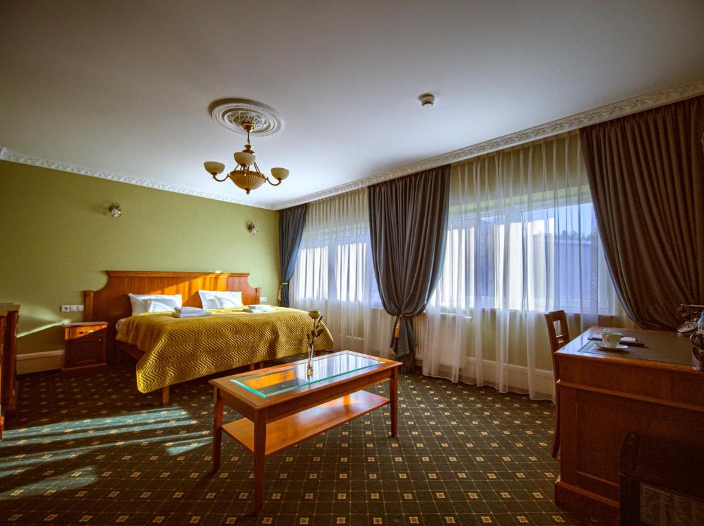 a hotel room with a bed and a table at ApartHotel Hubertus in Białystok