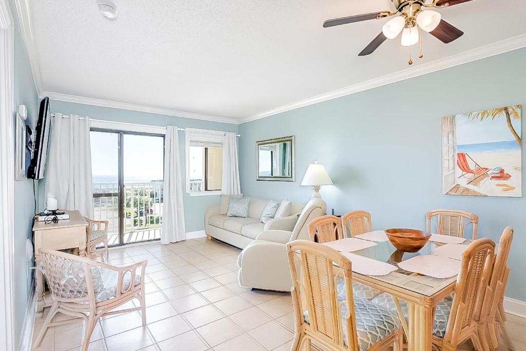 ein Wohnzimmer mit Tisch und Stühlen und einer Couch in der Unterkunft Plantation East #4508 in Gulf Highlands
