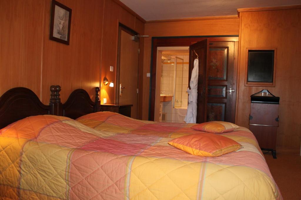 Postel nebo postele na pokoji v ubytování Hôtel Restaurant Le Schlossberg
