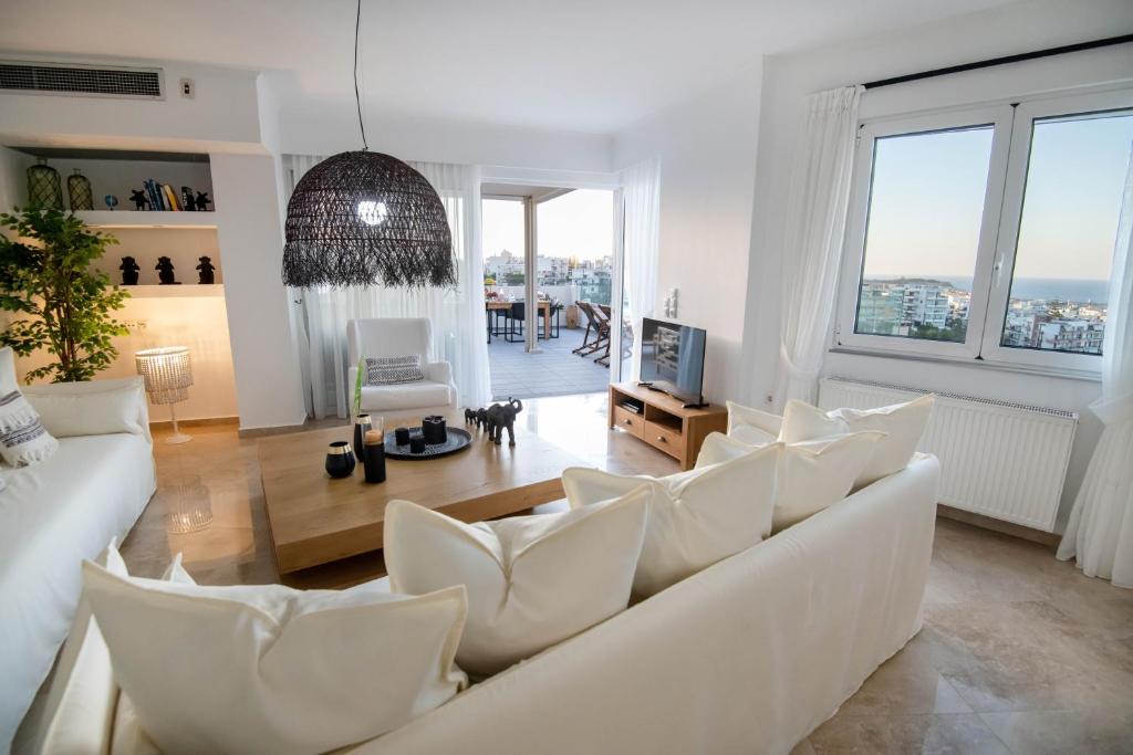 Posedenie v ubytovaní Helen Luxury Holiday House with Sea View