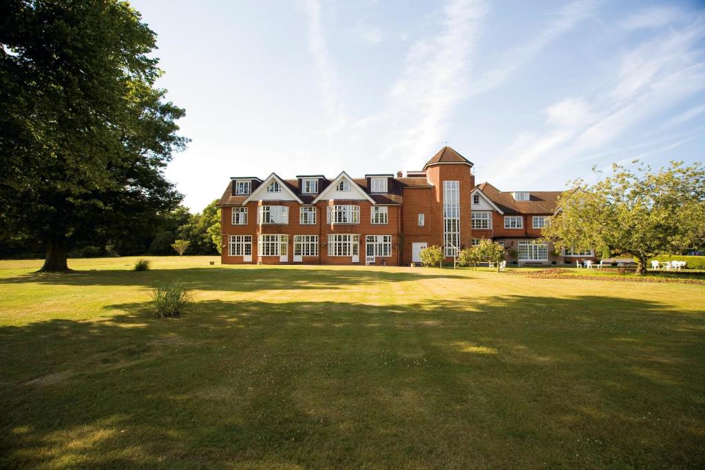 Gallery image of Grovefield House Hotel in Slough