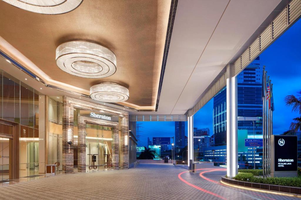 vista sulla hall di un edificio di notte di Sheraton Petaling Jaya Hotel a Petaling Jaya