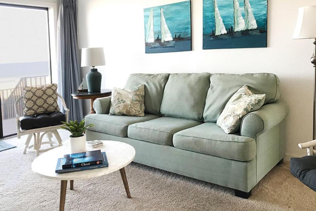 sala de estar con sofá y mesa en Ocean Hideaway en Ocean City