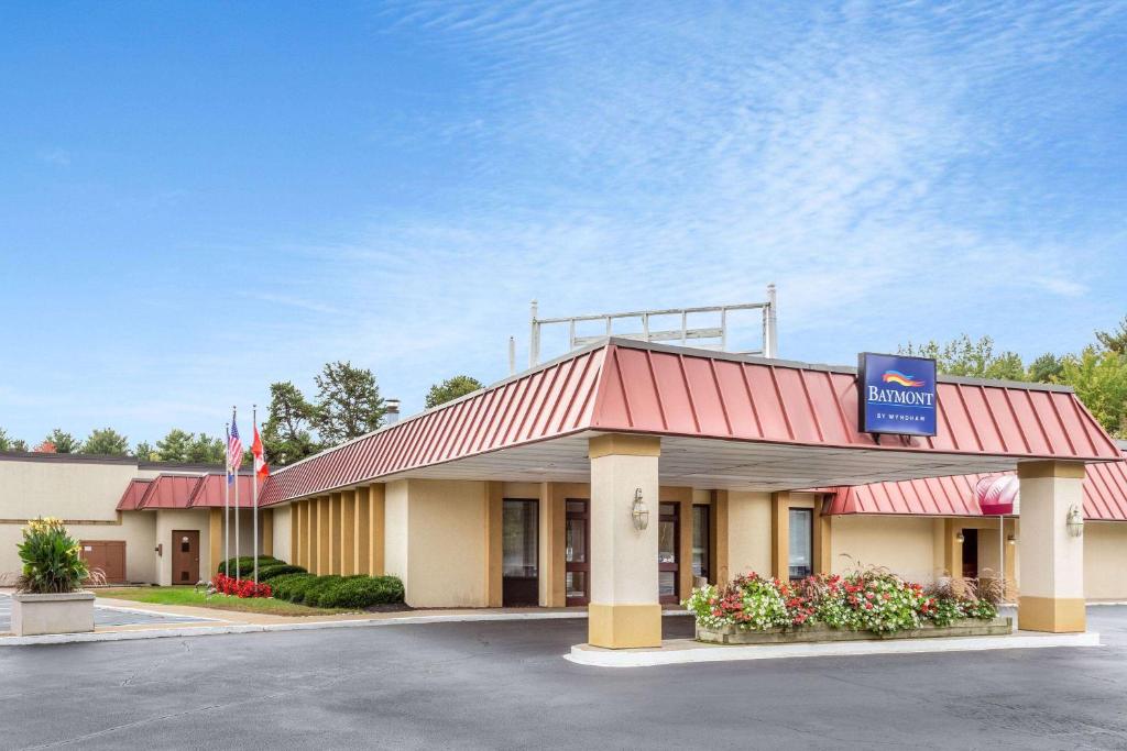 una vista frontal de un hotel en Baymont by Wyndham Queensbury/Lake George, en Queensbury