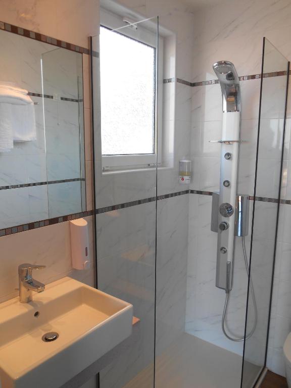 Koupelna v ubytování Frini Hotel