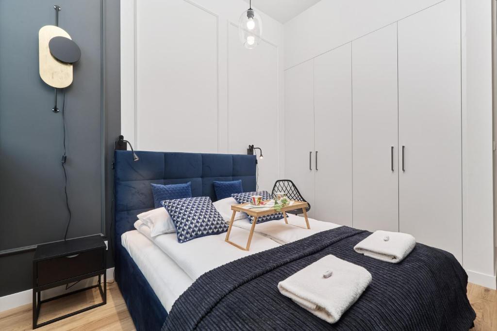 Posteľ alebo postele v izbe v ubytovaní Apartments Młyn Maria Wrocław by Noclegi Renters