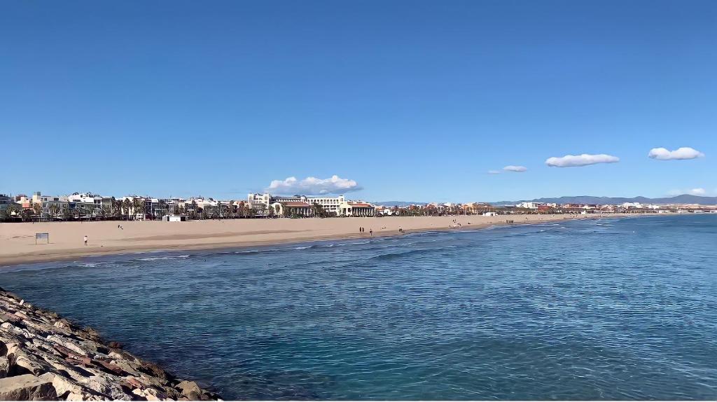 Apartamento equipado playa Valencia OnesDeMar, Valence ...