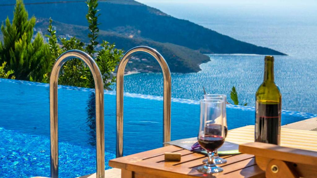 uma garrafa de vinho sentada numa mesa com um copo em Eco Villa Meryem em Kalkan