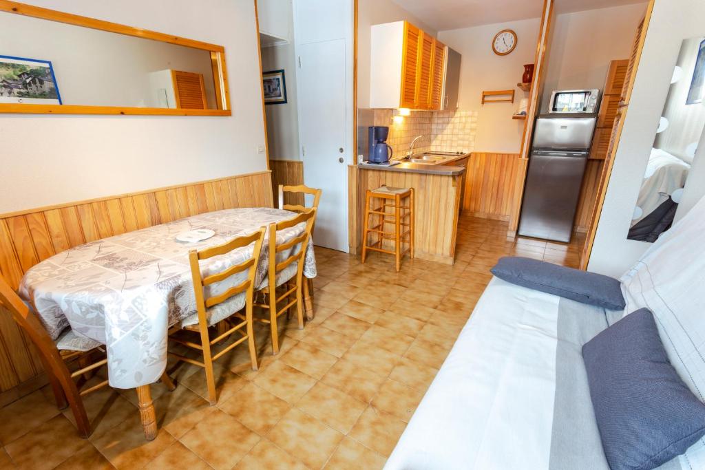 a kitchen and dining room with a table and chairs at Gran Duc Pedrous in Pas de la Casa