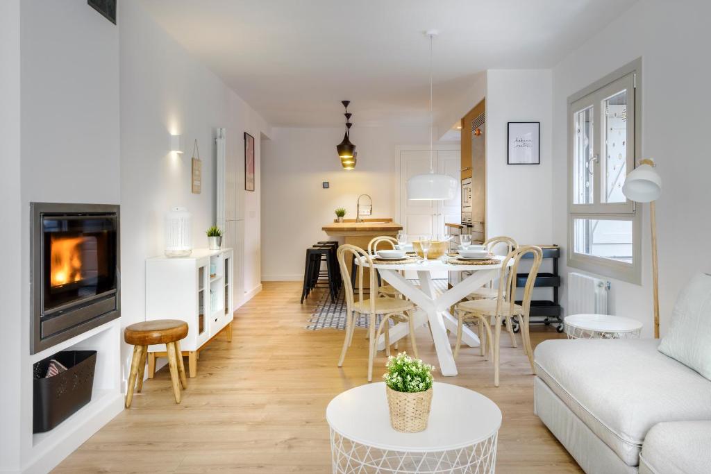 a living room and kitchen with a table and a couch at Casa Oso in Panticosa