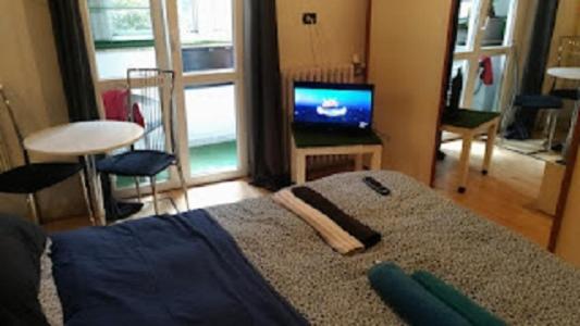 A television and/or entertainment centre at Floris Guest House
