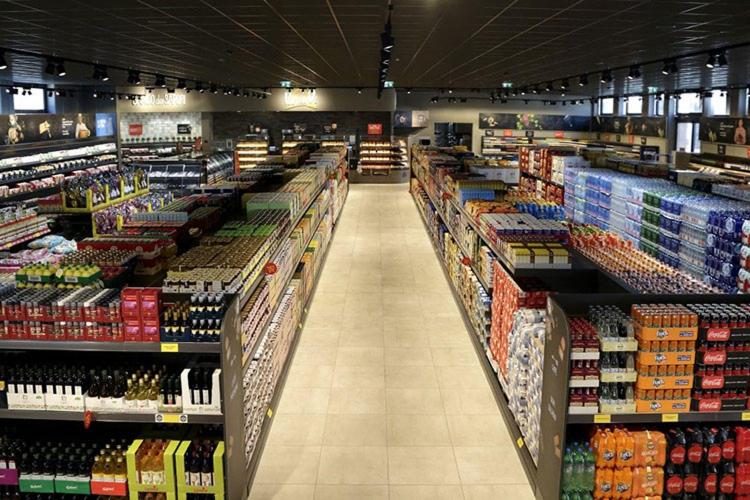 A supermarket or other shops at a vendégházakat or nearby