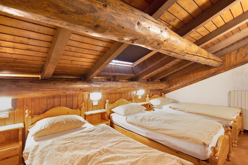 Łóżko lub łóżka w pokoju w obiekcie Chalet Meridiana Appartamento 11