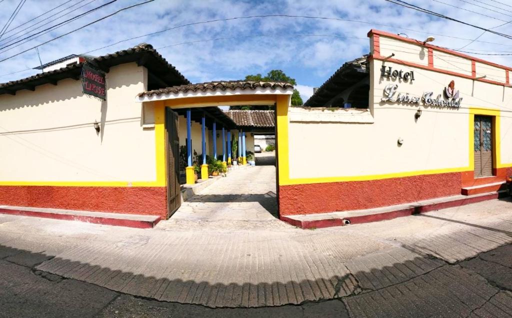 una fila de edificios al lado de una calle en Hotel Lirice Colonial, en Comitán de Domínguez