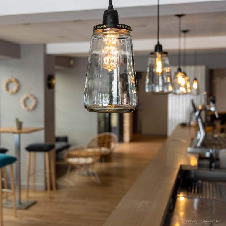 Un restaurante o sitio para comer en Logis Hôtels - Le Belvédère - Hôtel 2 étoiles et Restaurant