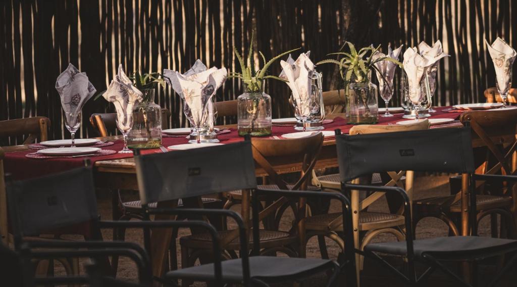 Restoran või mõni muu söögikoht majutusasutuses Tshikwalo Game Lodge