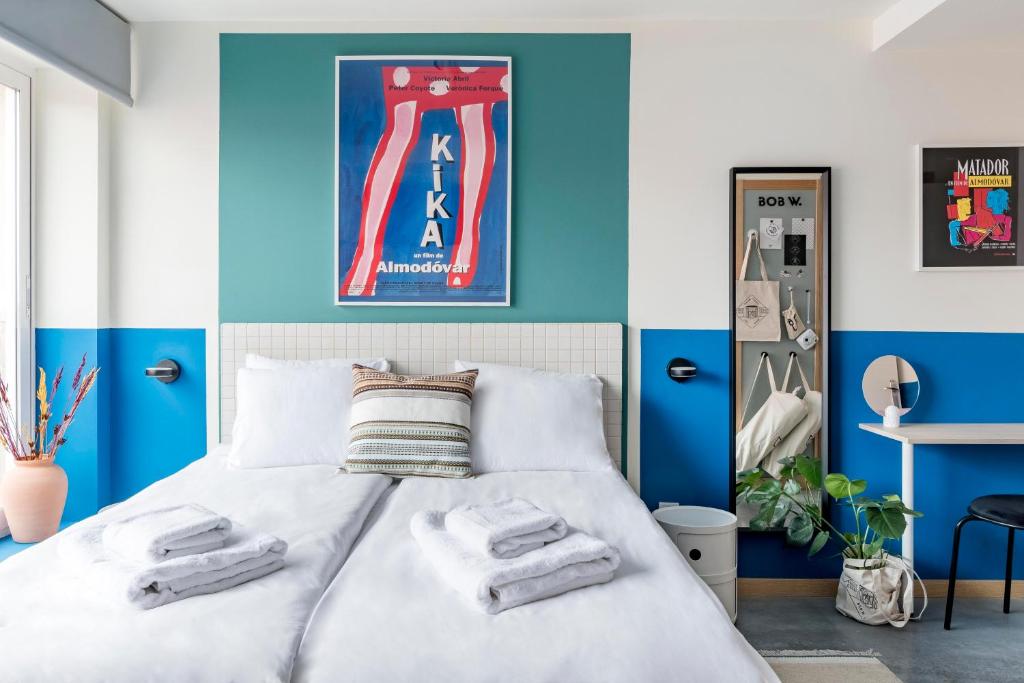 1 dormitorio con paredes azules y blancas y 1 cama en Bob W Chueca, en Madrid