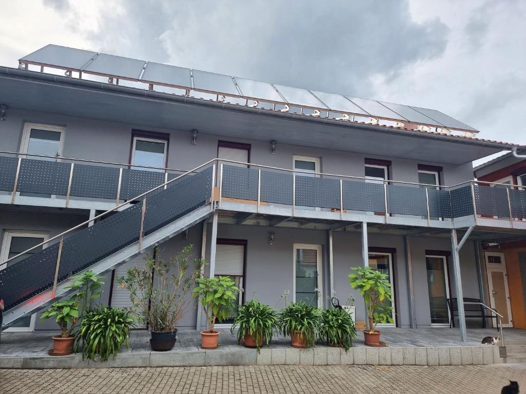 a building with solar panels on the roof at Feriendomizil Apartmentschreck in Volkach