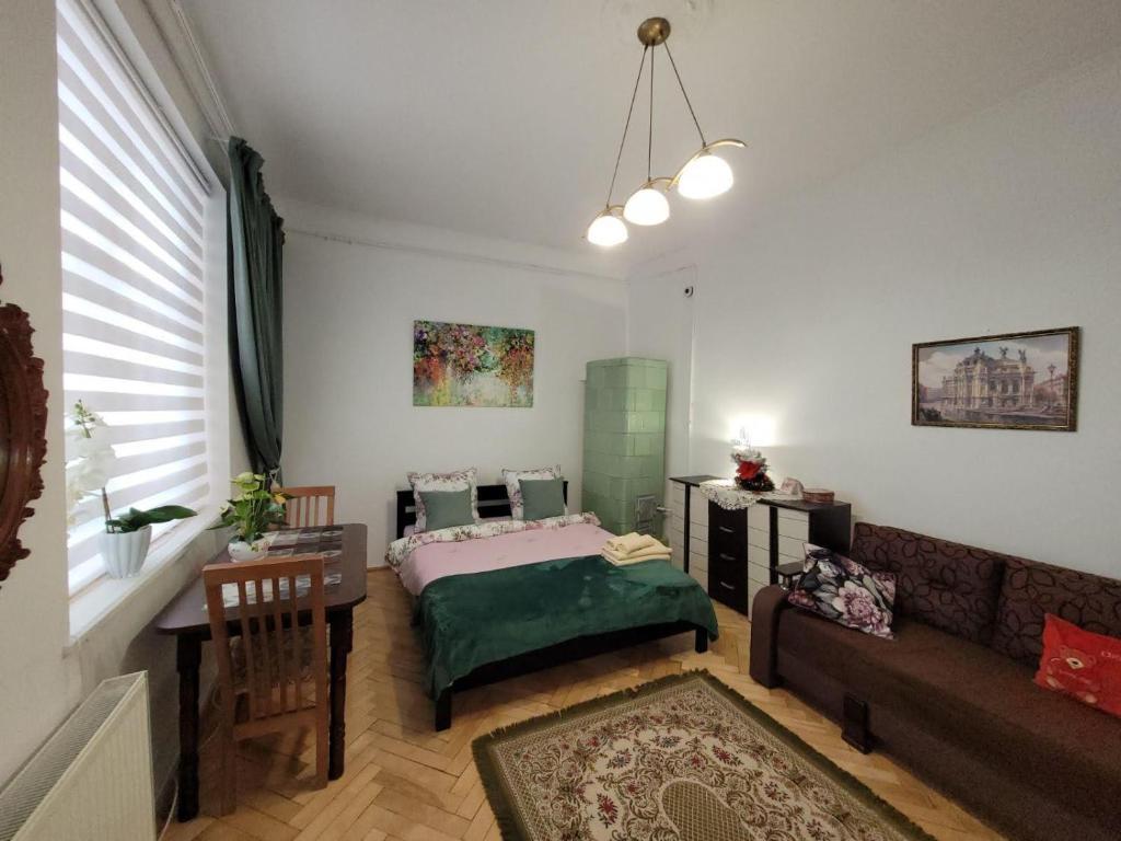 リヴィウにあるCentral apartment on Rynok Squareのベッドとソファのあるリビングルーム