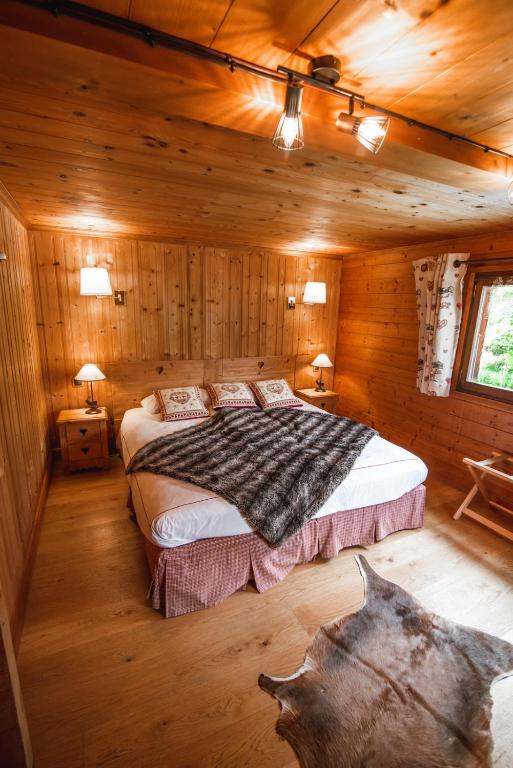 Katil atau katil-katil dalam bilik di Les Chalets de la Serraz