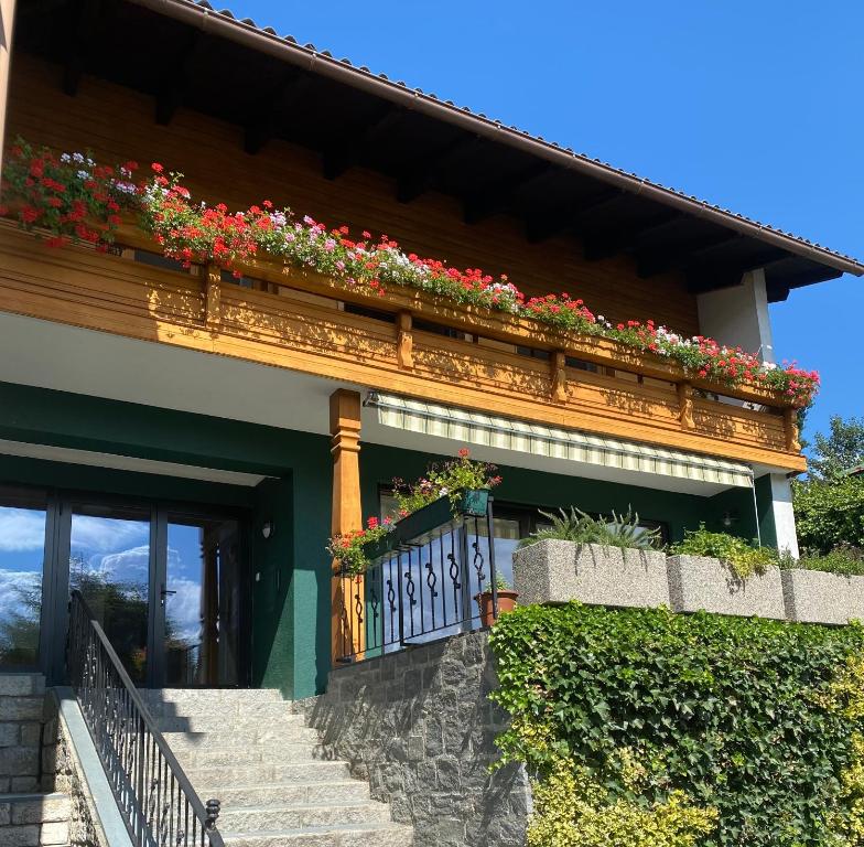 a house with flowers on the balcony at Haus Otis in Millstatt