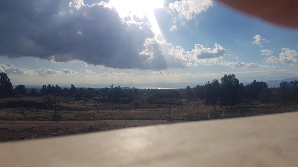 - une vue sur la rivière et le soleil dans le ciel dans l'établissement קשת לכנרת, à Keshet