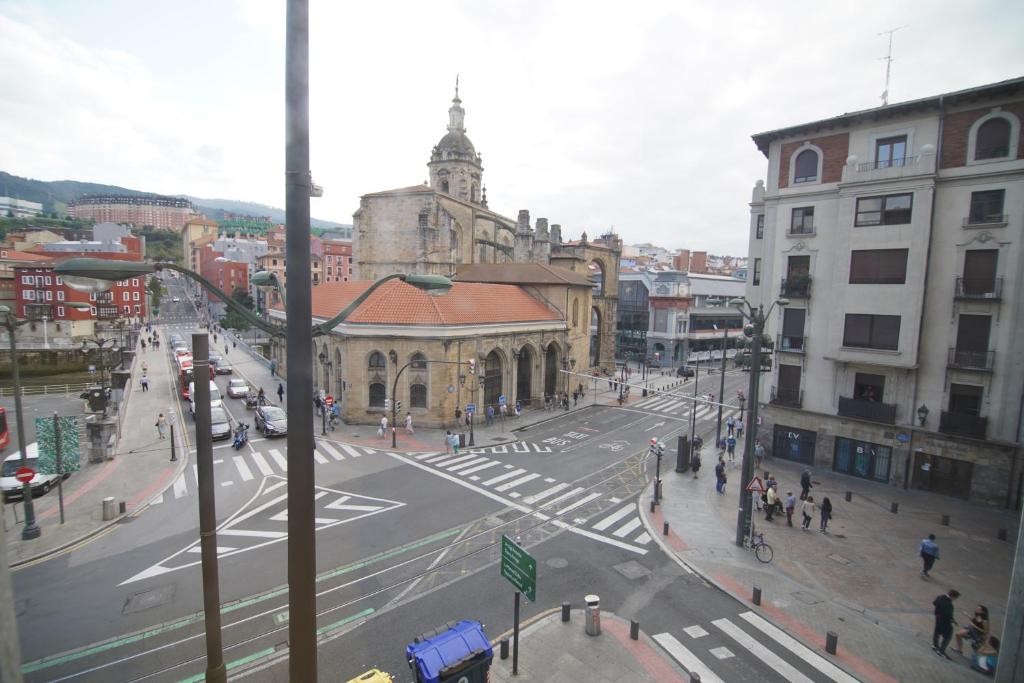 een uitzicht op een straat met een zebrapad bij Piso Grande y Luminoso en el Casco Viejo de Bilbao in Bilbao