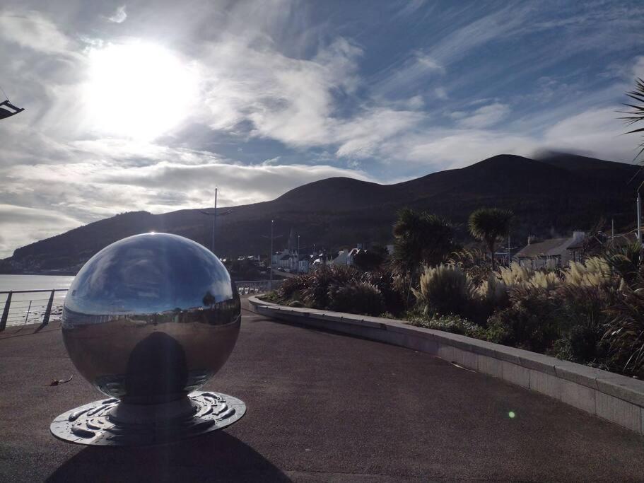 una bola de cristal sentada al costado de un camino en 33 Valentia place en Newcastle