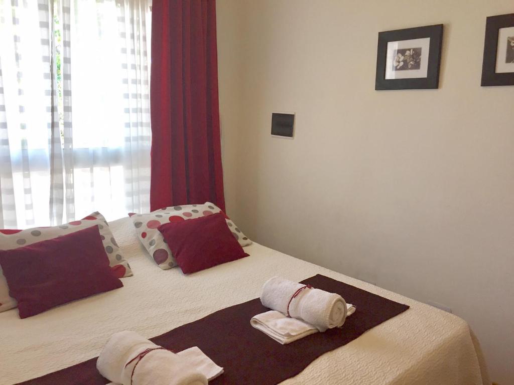 1 dormitorio con 1 cama con toallas en Monoambiente San Lorenzo en San Rafael
