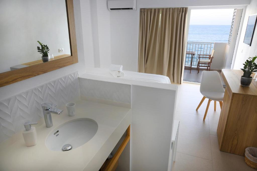 Sea Breeze Hotel - 13