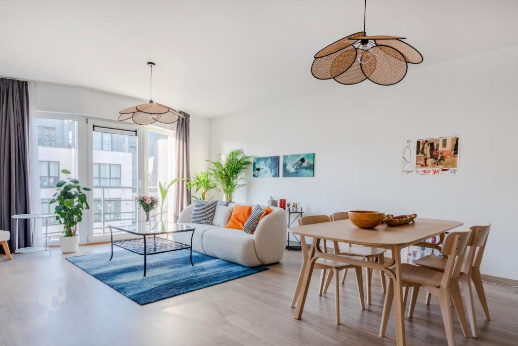 sala de estar con mesa y sofá en Royal Design Residence, en Bruselas