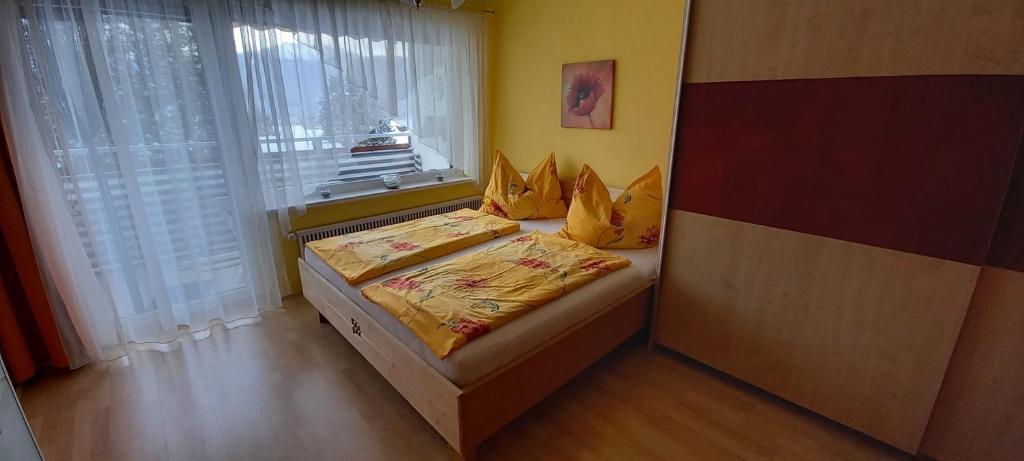 - une petite chambre avec un lit et une fenêtre dans l'établissement Apartment Kleine Auszeit, à Bad Mitterndorf