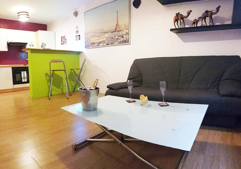 a living room with a white table and a couch at La Maison de Ville indépendante My Bastide Classée in Villefranche-de-Rouergue