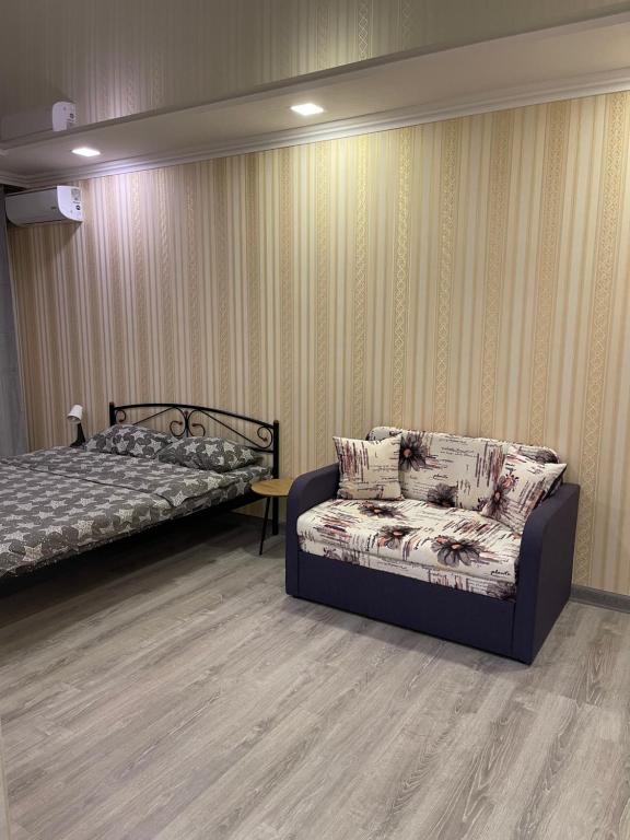 um quarto com duas camas e um sofá em 020 Новые апартаменты ЖК «Софиевская Слободка» em Vyshneve