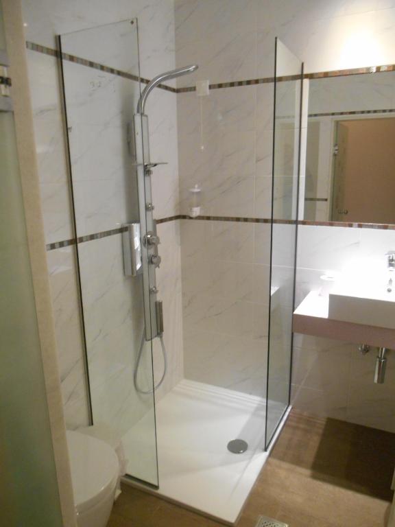 Koupelna v ubytování Frini Hotel