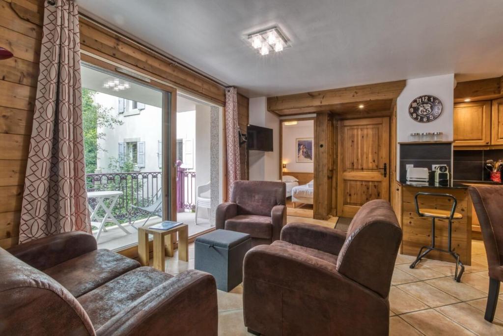 Η κουζίνα ή μικρή κουζίνα στο Villa Vallet- Newly renovated 2 bedroom nestled just off the main street