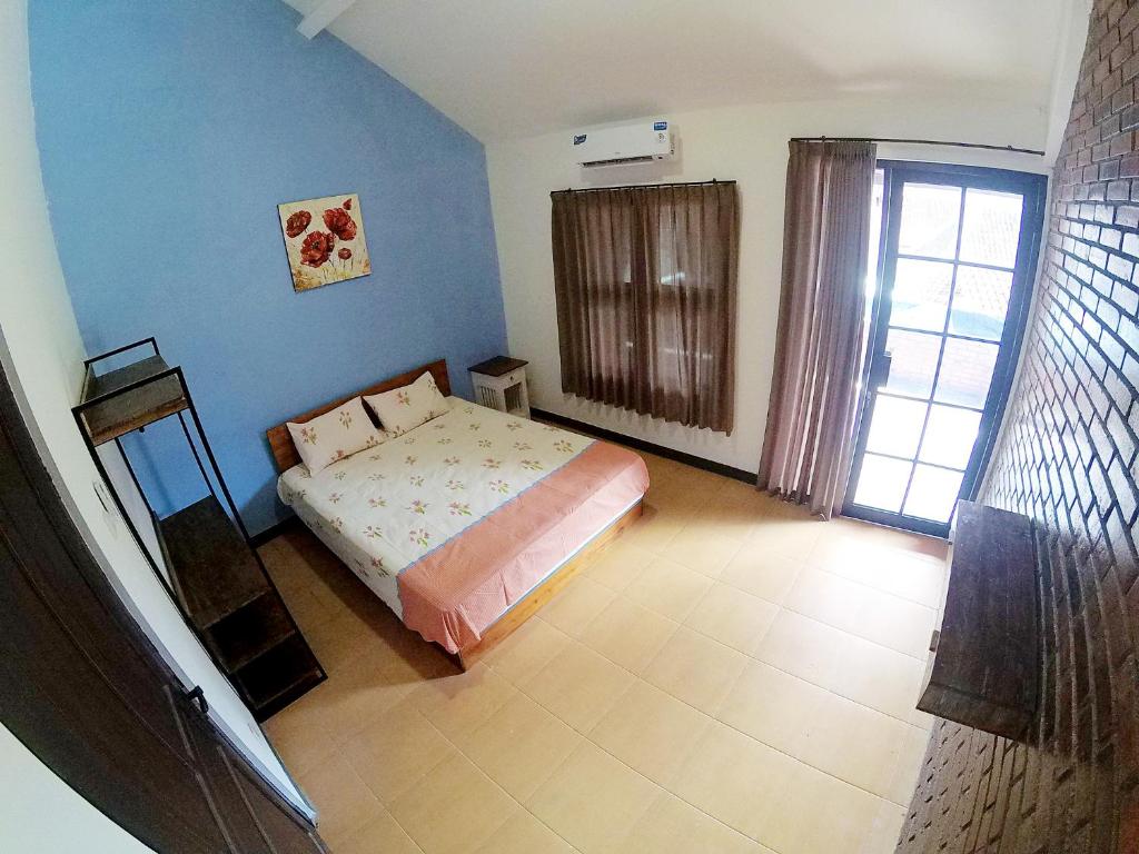 una camera con un letto e una finestra di My Homestay Yogyakarta a Jetis