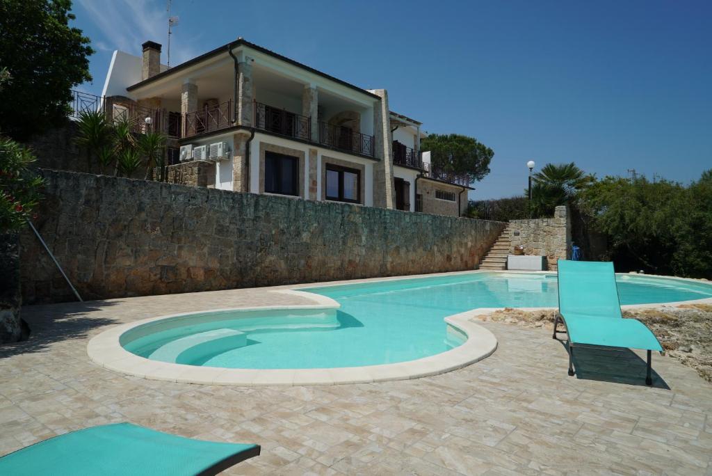 Bazén v ubytování Masseria Le Terrazze di Serranova nebo v jeho okolí