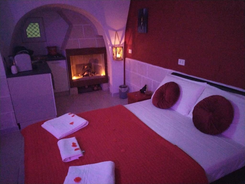 1 dormitorio con 1 cama grande y chimenea en La Suite del Brigante, en Gioia del Colle