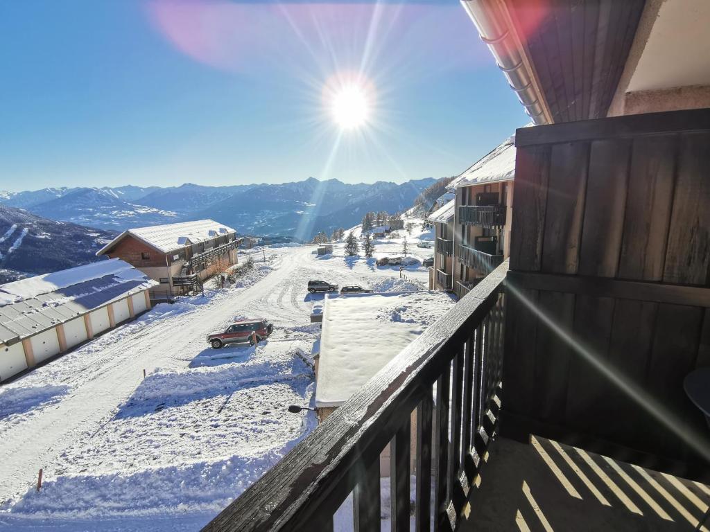 een balkon met uitzicht op een met sneeuw bedekte straat bij Boost Your Immo Le Relais Réallon 672 in Réallon