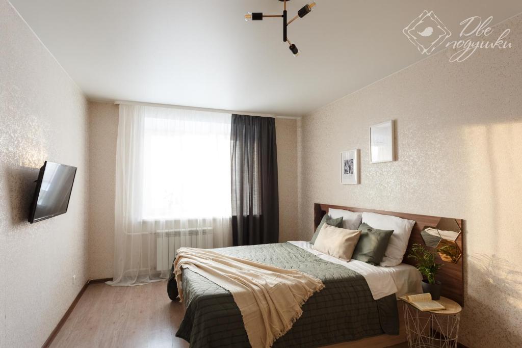 ヴォログダにあるApartment 2Pillows Forumの小さなベッドルーム(ベッド1台、窓付)