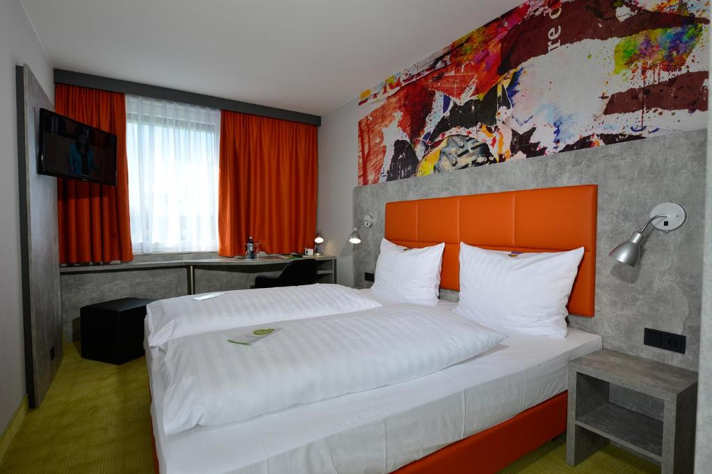 Postel nebo postele na pokoji v ubytování SleepySleepy Hotel Gießen
