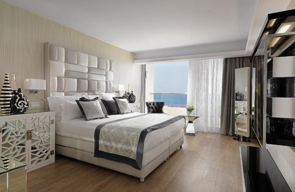 Postel nebo postele na pokoji v ubytování Divani Apollon Palace & Thalasso
