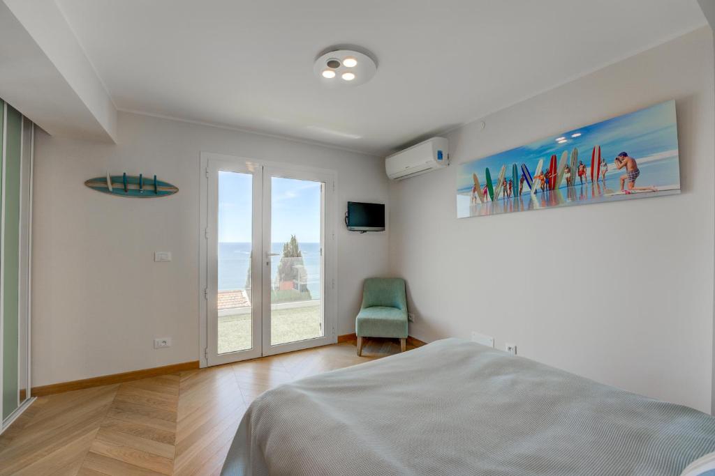 TV a/nebo společenská místnost v ubytování Villa Eze Vue Mer
