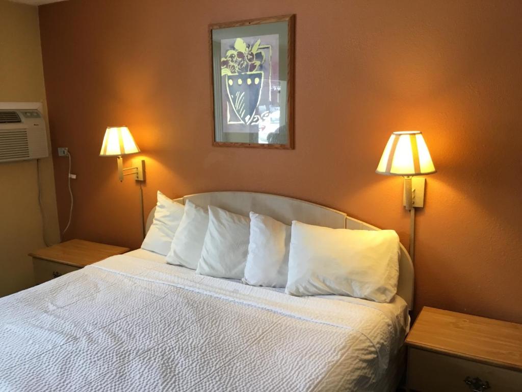 Postel nebo postele na pokoji v ubytování Days Inn by Wyndham Henrietta/Rochester Area