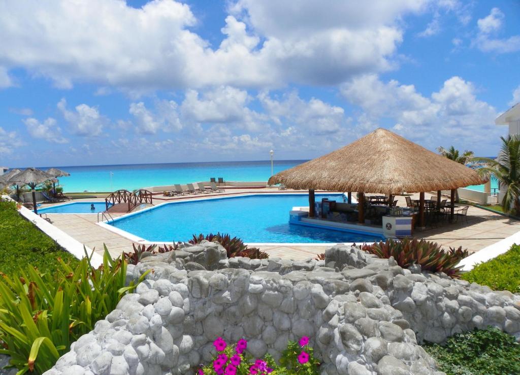 un complejo con piscina con playa y océano en Cancun Beach Aparthotel Brisas, en Cancún