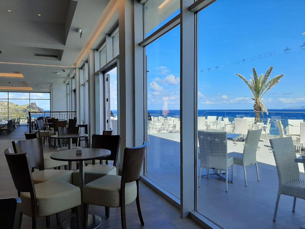 Nespecifikovaný výhled na moře nebo výhled na moře při pohledu z hotelu